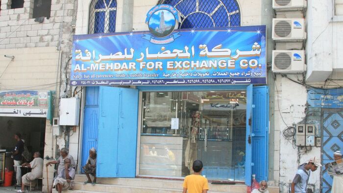 إغلاق جميع محلات الصرافة بمحافظة عدن اليمنية