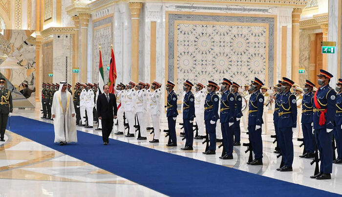السيسي يصل أبوظبي لإجراء مباحثات بشأن جهود حماية الامن القومي العربي