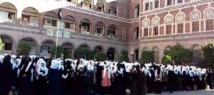 حملة حوثية لمدارس صنعاء لجباية الأموال من الطلاب لدعم «المجهود الحربي»