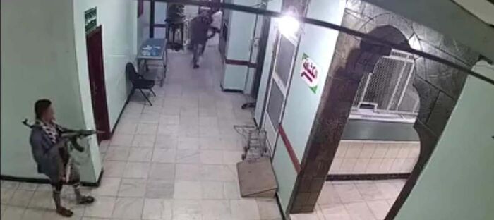 فيديو يوثق اقتتال قيادات الإخوان بتعز داخل مستشفى
