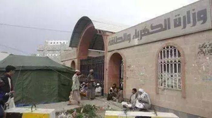 نائب وزير حوثي من صعدة يفرض حراسة مشددة على وزير من الجنوب في مكتبه