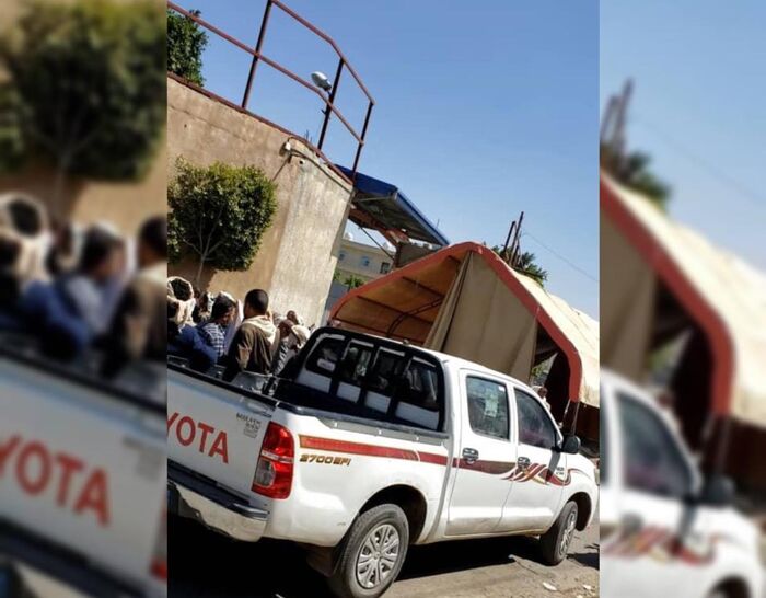 بسبب رفضه تقاسم العائدات مع قيادات المليشيا.. الإرهابية تغلق مصنعًا للمياه في صنعاء