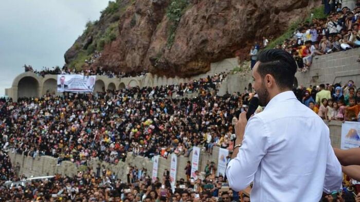 الإخوان المسلمون يفشلون مهرجان تعز العيدي ويمنعون العزكي من الغناء