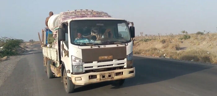 موجة نزوح جديدة للأسر من حي منظر جراء قصف مليشيا الحوثي