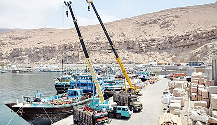 السلطات الأمنية أغلقت الميناء.. إسقاط مسيرة حوثية حاولت استهداف ميناء المكلاء