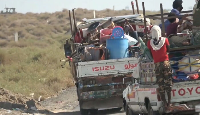 بالفيديو.. نزوح عائلات من حي منظر جراء القصف الحوثي على المنازل