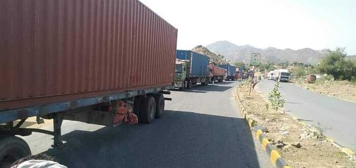 بهدف رفع الأسعار.. مليشيا الحوثي تغلق طريق حجة - صنعاء أمام شاحنات النقل الثقيل القادمة من محافظة الحديدة