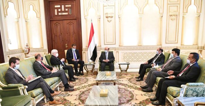 عبد ربه لـ"غريفيث": الحوثيون استهدفوا مطار عدن ويرفضون السلام