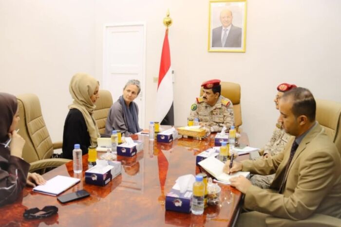 وزير الدفاع يحذر من تصاعد الخطر الحوثي ويؤكد الجاهزية للقضاء على الحوثيين