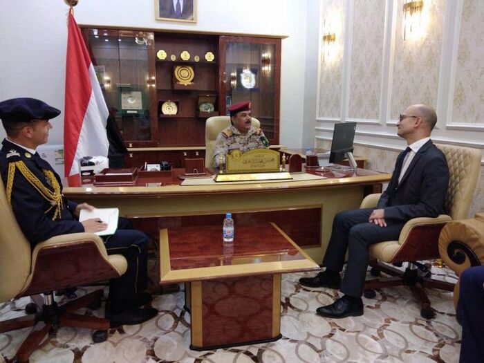 وزير الدفاع يدعو الى تكثيف الجهود الدولية لمساعدة اليمن في مواجهة إرهاب المشروع الإيران التوسعي