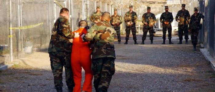 البنتاغون ينقل 11 يمنيا من «غوانتنامو» إلى عُمان